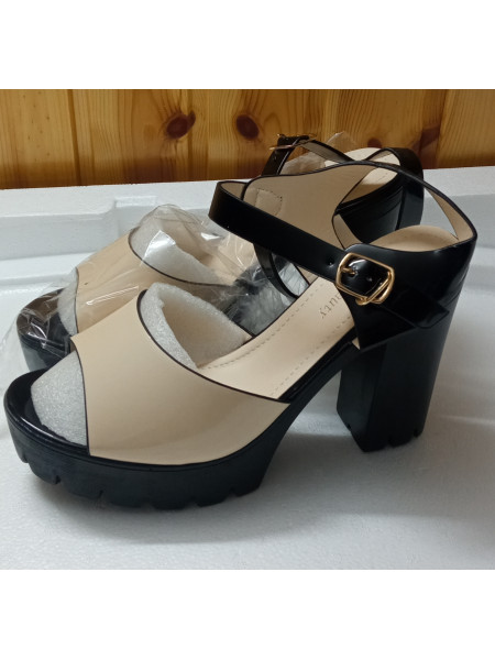 Босоножки бежевые